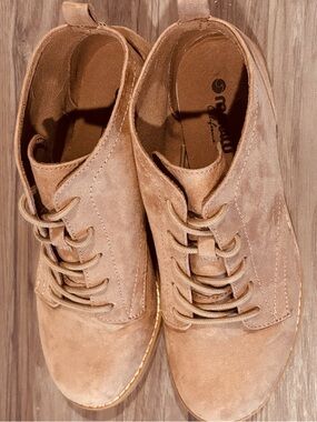 Lisbeth Lace-Up Sneaker in Caramel Brown Fall Comfy Outdoor Versatile Casual